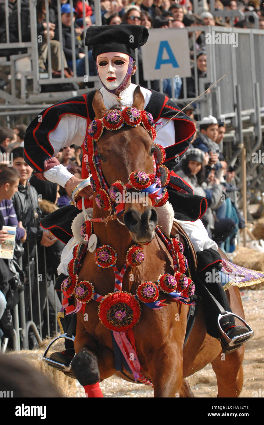 Cavaliere galoppa a perforare la stella con la sua spada, Sartiglia festa, Oristano, Sardegna, Italia, Europa Foto Stock