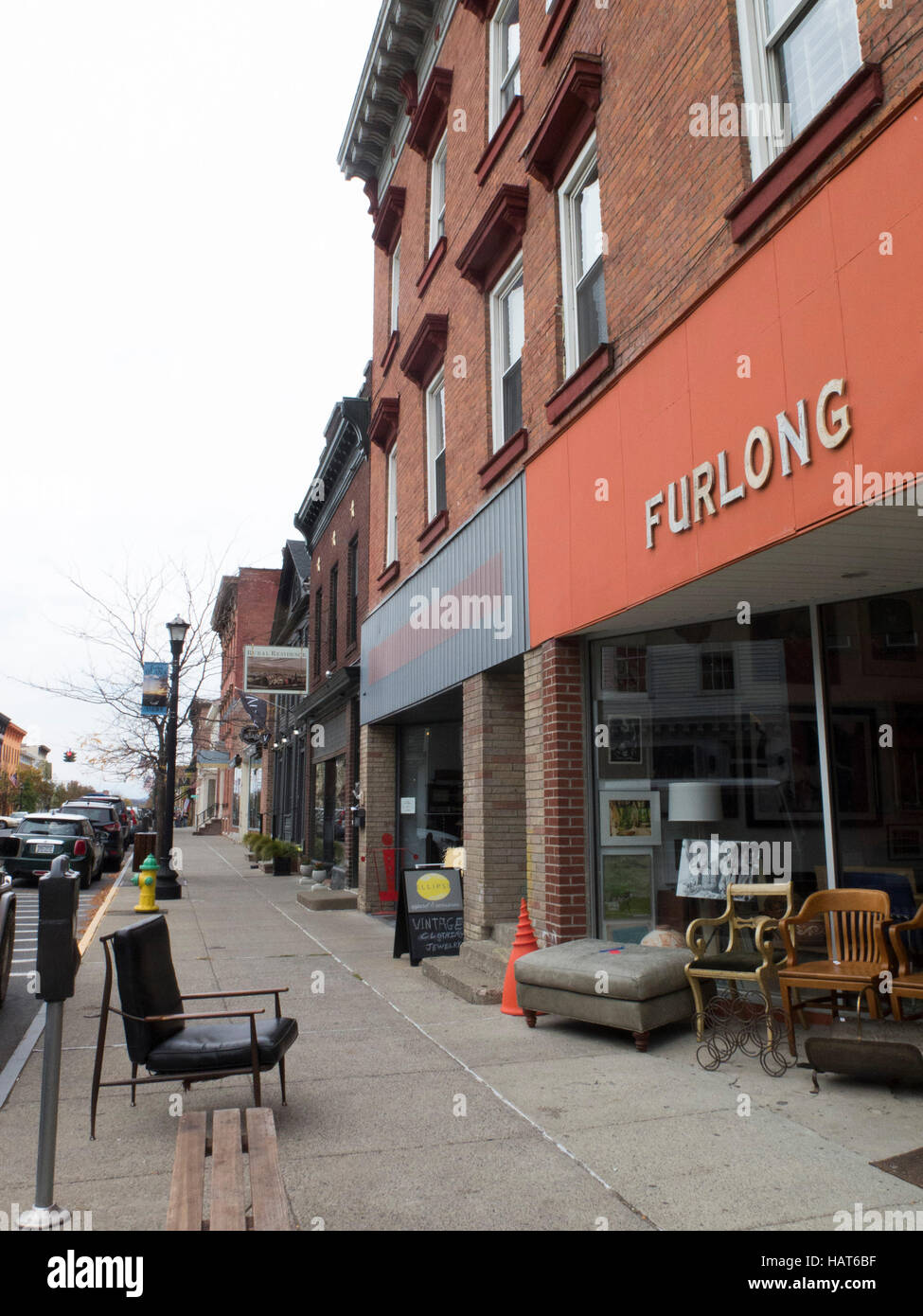 Warren Street in Hudson, NY negozio di antiquariato visualizza wares sul marciapiede. Foto Stock