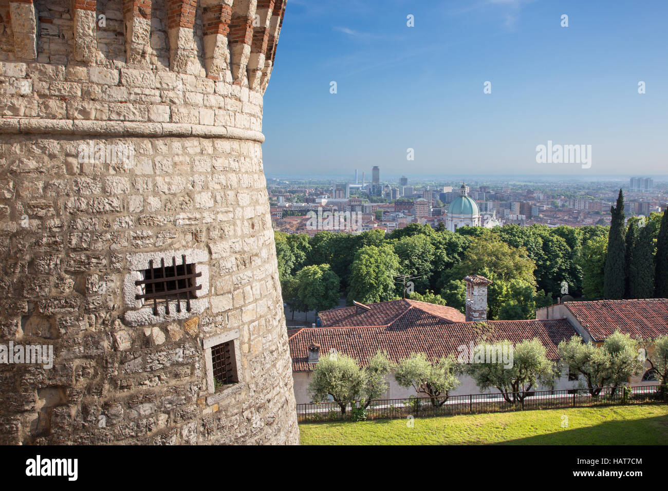 Brescia - Le prospettive oltre Brescia dalla Castele con la cupola del Duomo nella luce del mattino. Foto Stock