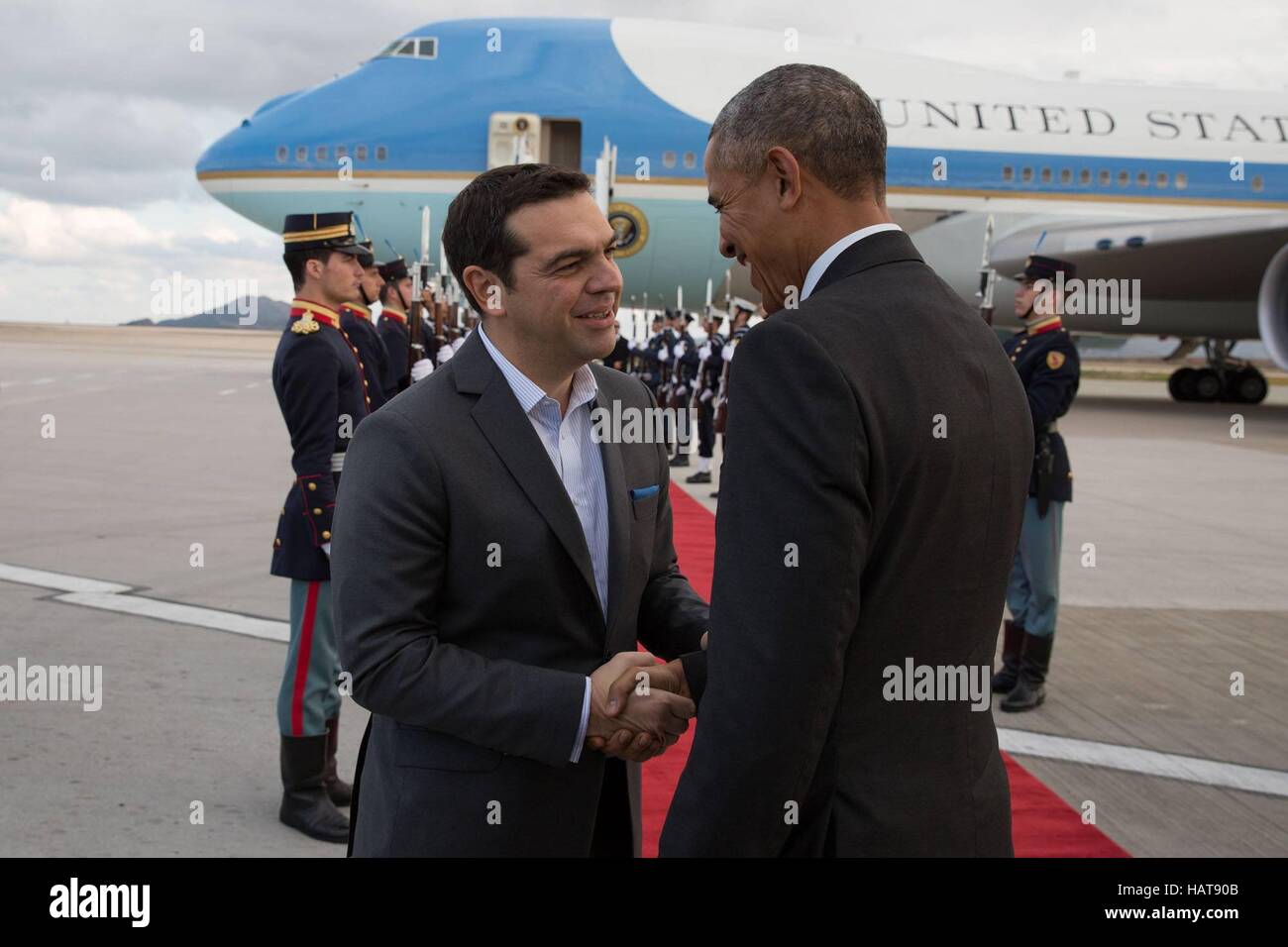 Stati Uniti Il presidente Barack Obama dice addio al Primo Ministro greco Alexis Tsipras prima di salire a bordo di Air Force One presso l'Aeroporto Internazionale Eleftherios Venizelos Novembre 16, 2016 ad Atene, in Grecia. Foto Stock
