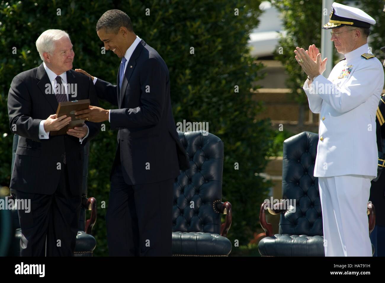 Stati Uniti Il presidente Barack Obama presenta il Segretario della Difesa Robert Gates con la medaglia presidenziale della libertà durante le Forze Armate addio omaggio al Pentagono Giugno 30, 2011 a Washington, DC. Foto Stock