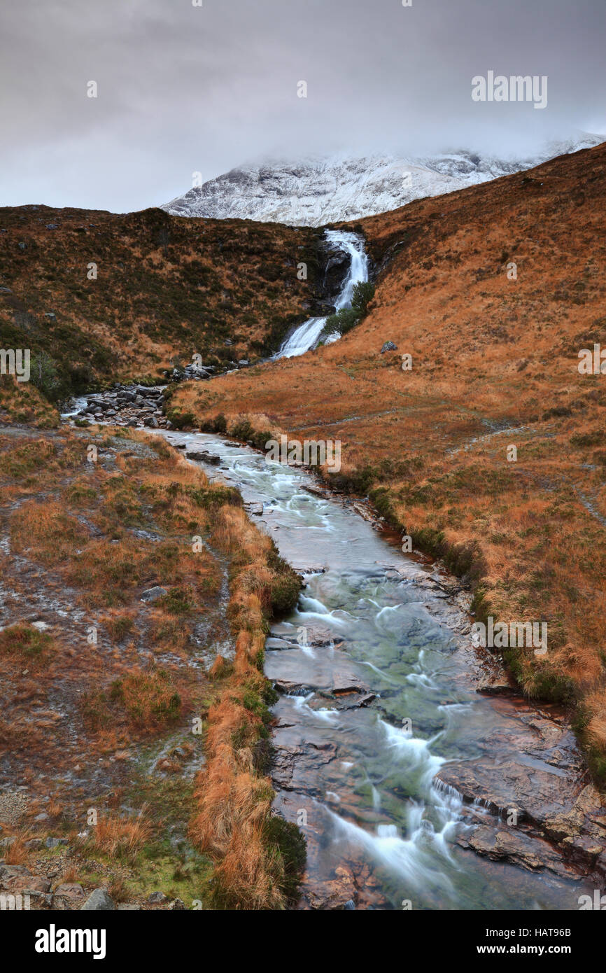 Cascata in inverno vicino Sligachan sull'Isola di Skye in Scozia Foto Stock