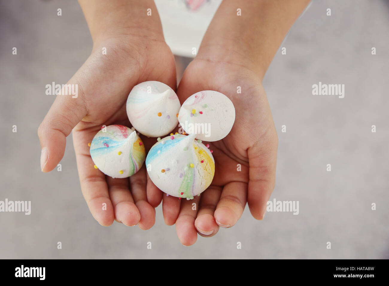 Mani rainbow meringa baci scende Foto Stock