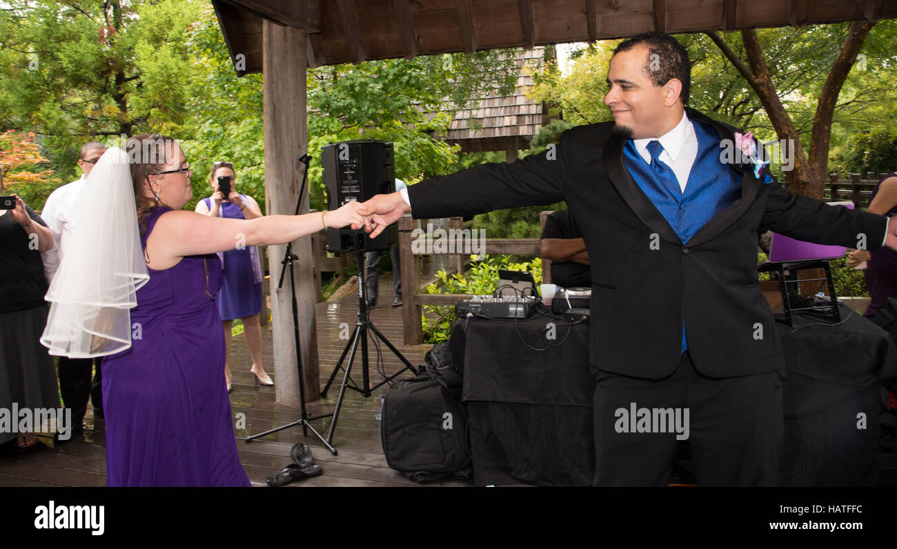 African American uomo e donna caucasica sposarsi Foto Stock