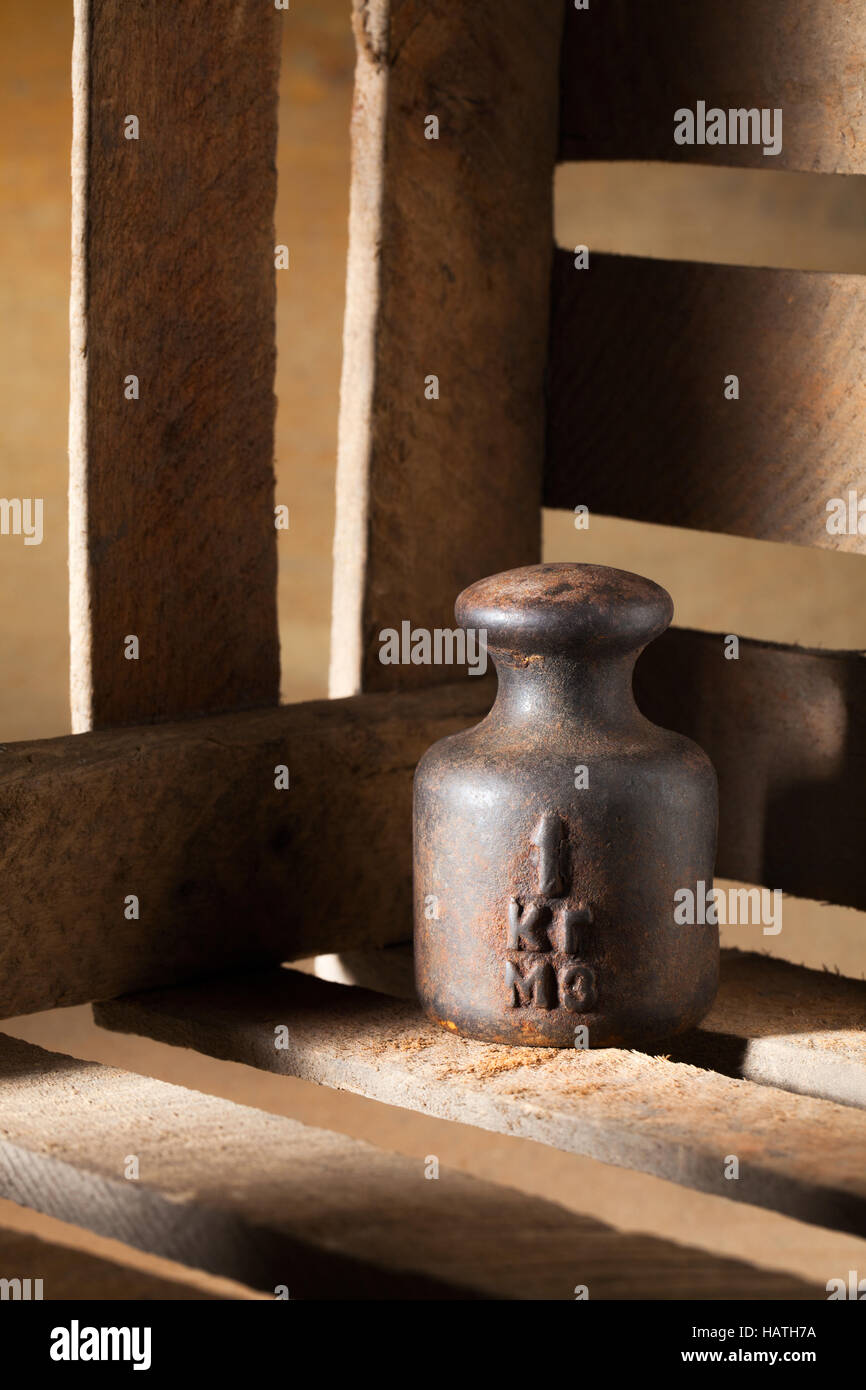 Rusty 1kg di peso nella casella . Foto Stock