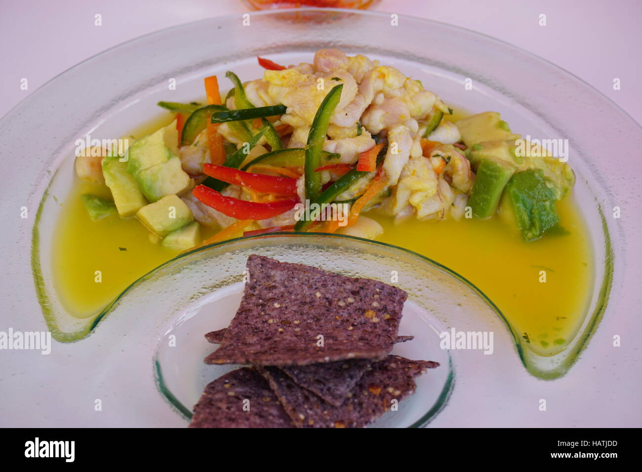 Pesce crudo ceviche con chip blu Foto Stock
