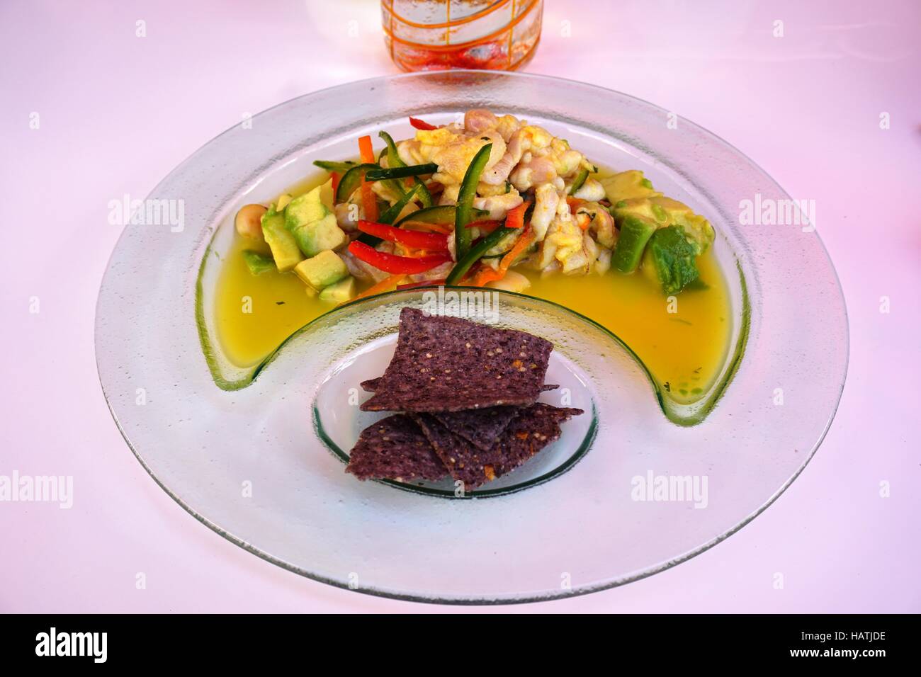Pesce crudo ceviche con chip blu Foto Stock