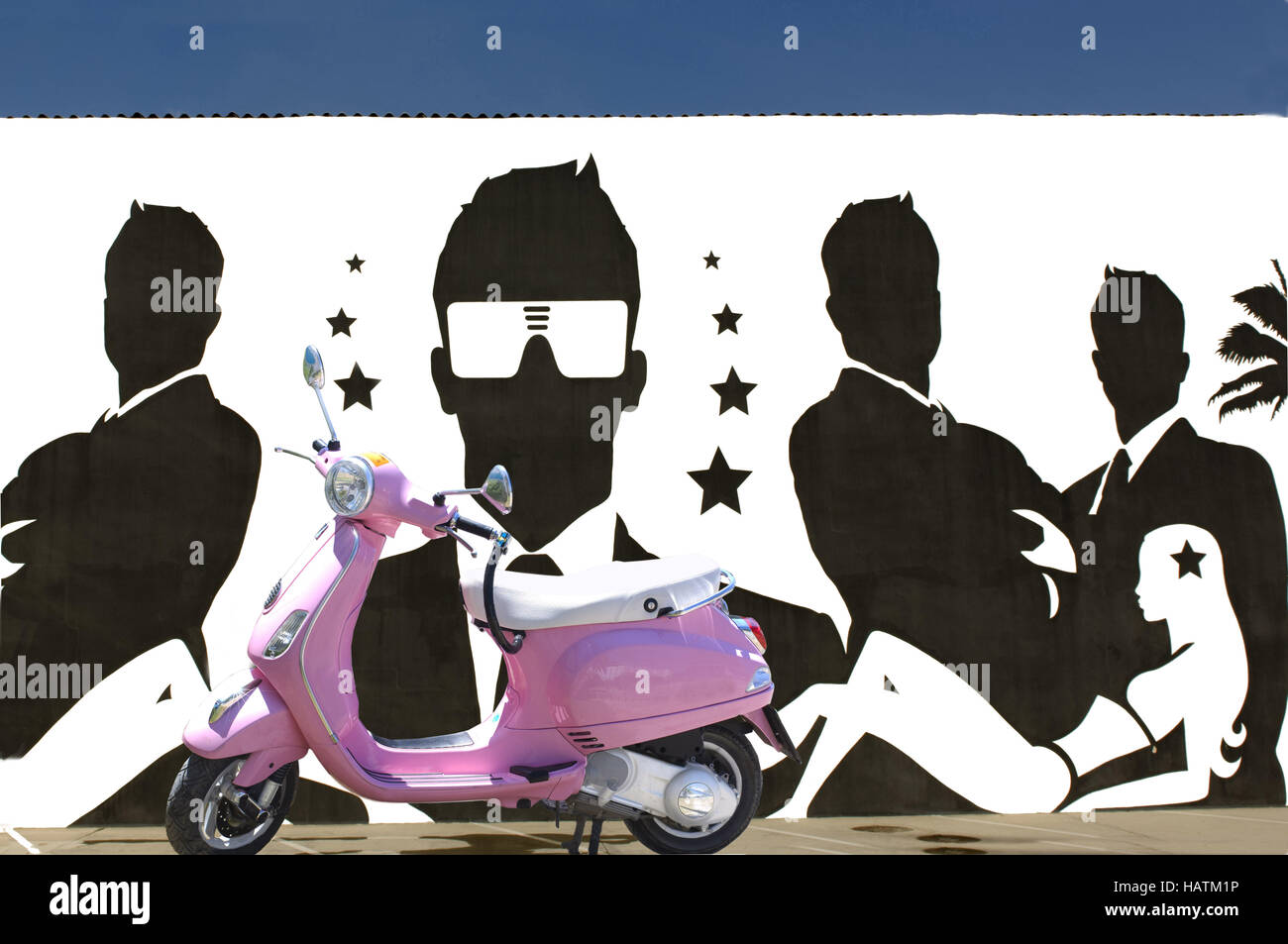 Scooter di fronte graffitiwall Foto Stock