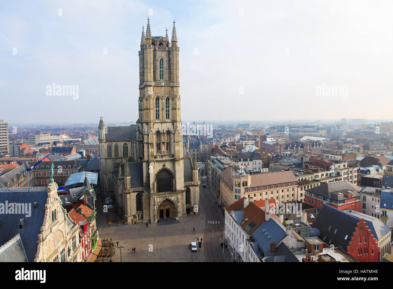 Panoramica sulla Cattedrale di San Bavone e sui tetti della città vecchia di Gand nelle Fiandre, in Belgio Foto Stock