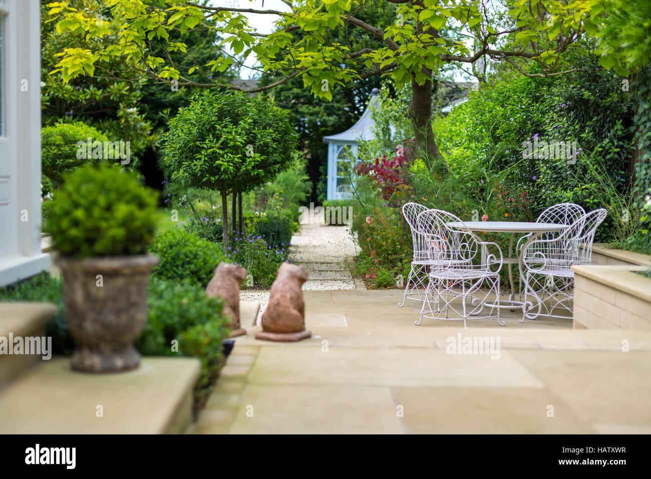 Bellissimo e romantico giardino a Surbiton, Giardino Design by Lynne Marcus Foto Stock