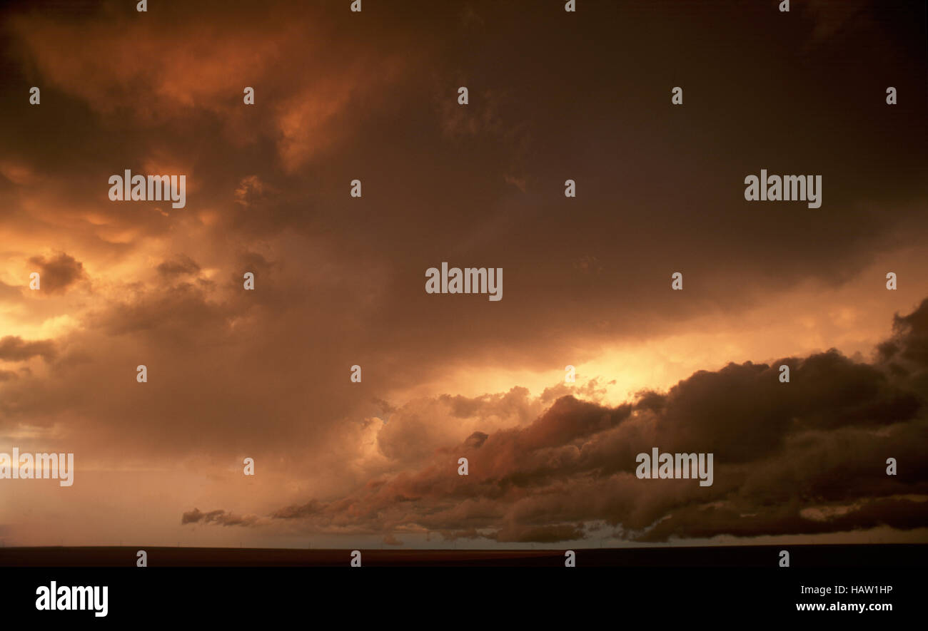 Drammatica fine giorno nuvole temporalesche al di sopra di alta pianura Colorado Foto Stock