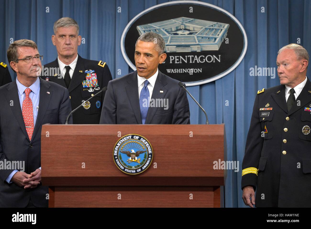 Stati Uniti Il presidente Barack Obama, il Segretario di Stato Ashton Carter (sinistra) e Comune di capi di Stato Maggiore Presidente Martin Dempsey (destra) indirizzo media durante una conferenza stampa al Pentagono Press Briefing Room Luglio 6, 2015 a Washington, DC. Foto Stock