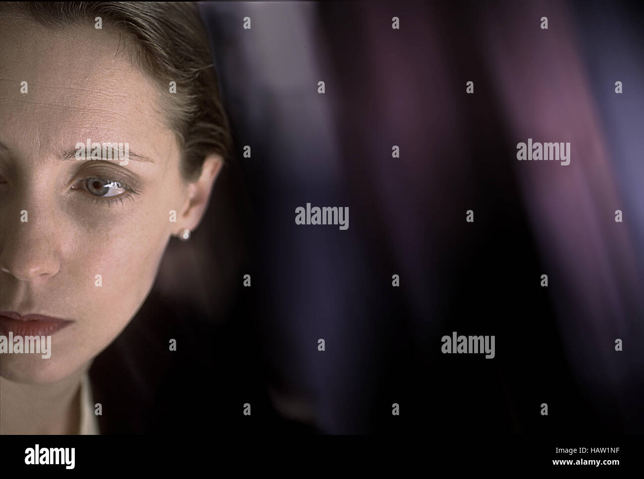 Donna che guarda al computer di ufficio schermo dal computer della prospettiva Foto Stock