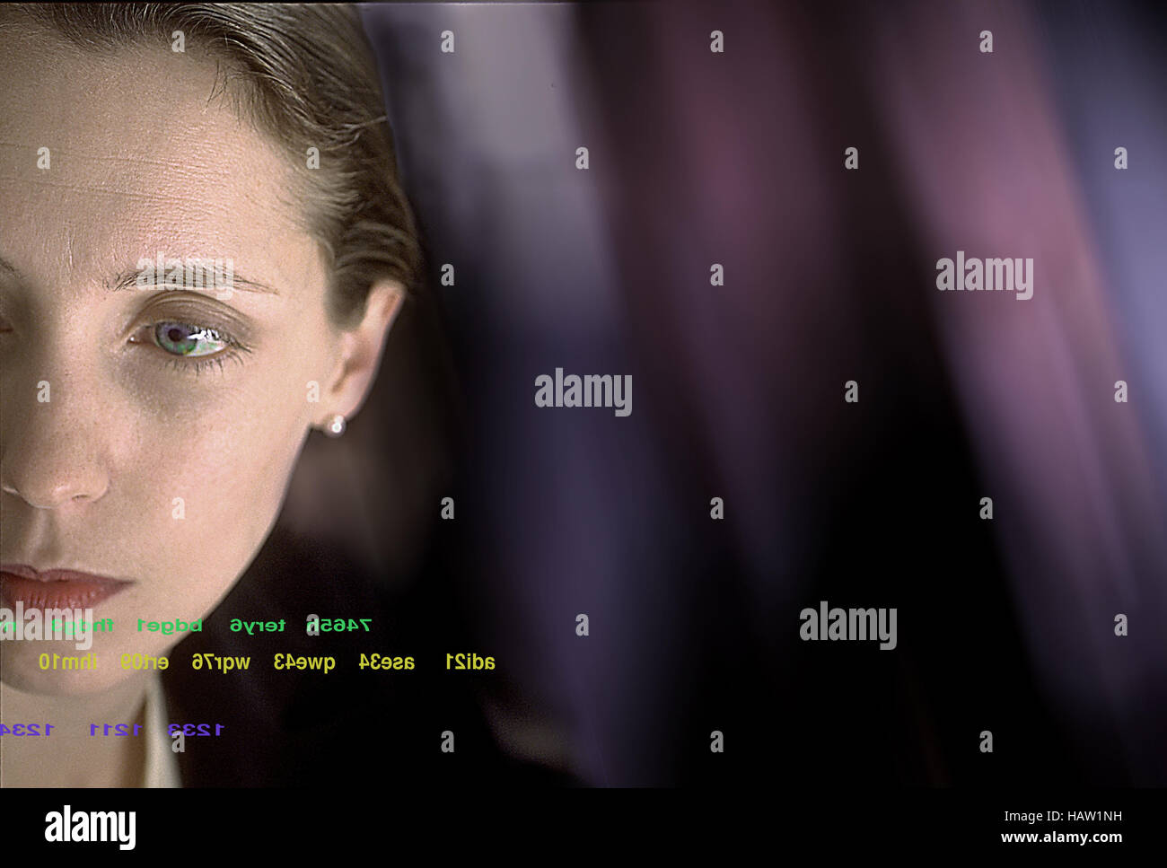 Donna che guarda al computer di ufficio schermo dal computer della prospettiva Foto Stock