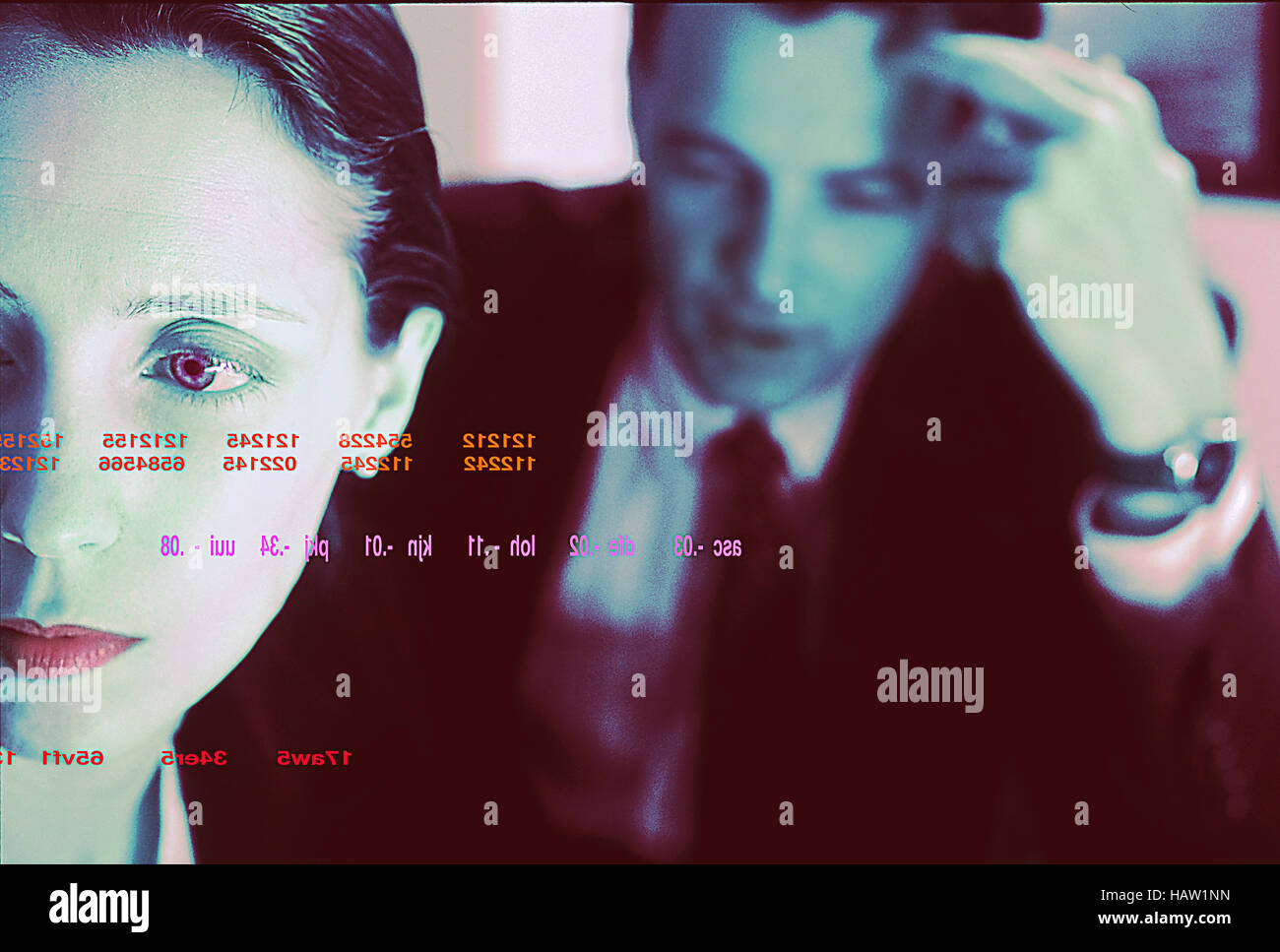 Donna che guarda al computer di ufficio schermo dal computer della prospettiva Foto Stock