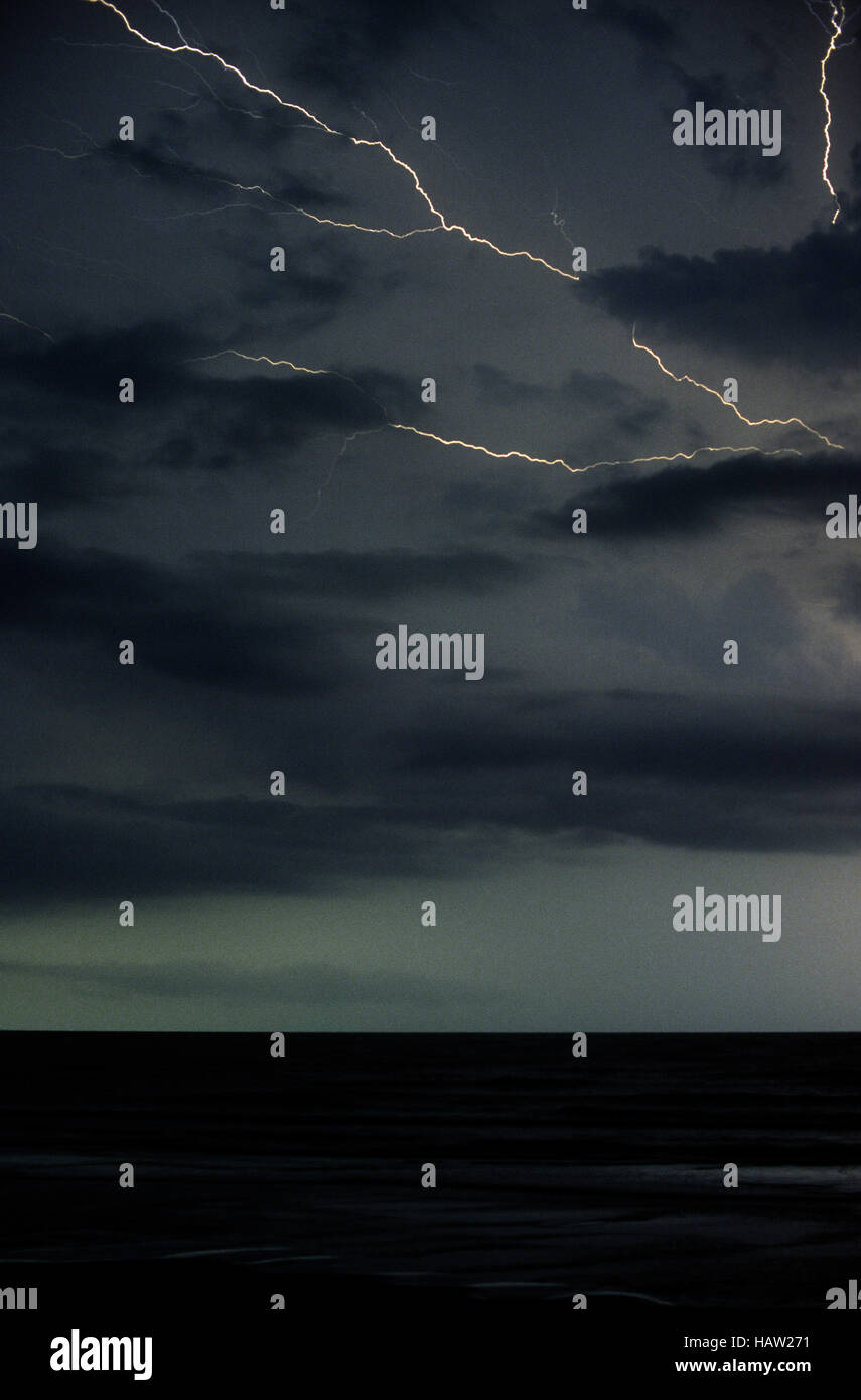 Alleggerimento oltre oceano Atlantico Foto Stock