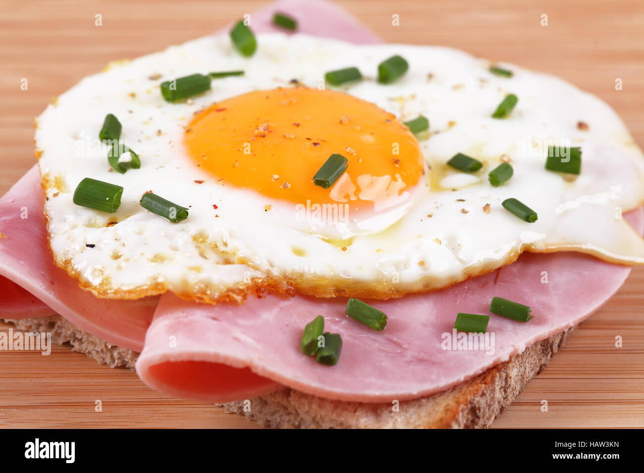 Fetta di pane con prosciutto e uova Foto Stock