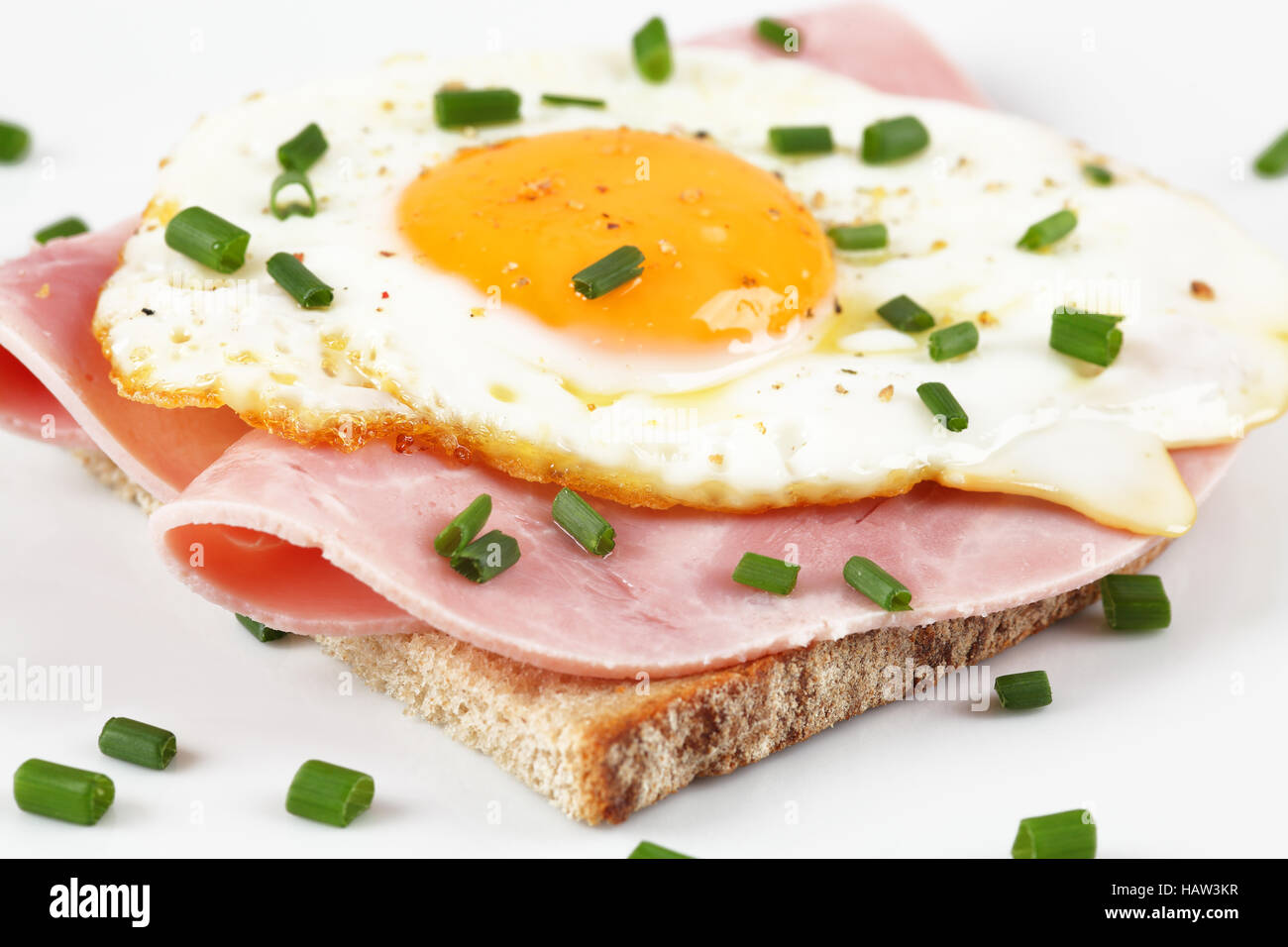 Fetta di pane con prosciutto e uova Foto Stock