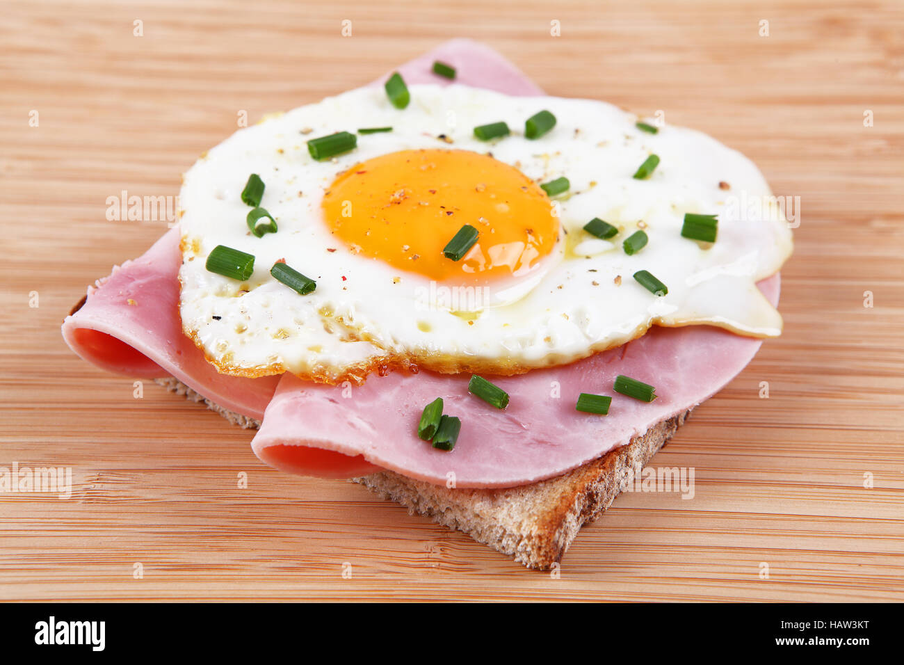 Fetta di pane con prosciutto e uova Foto Stock
