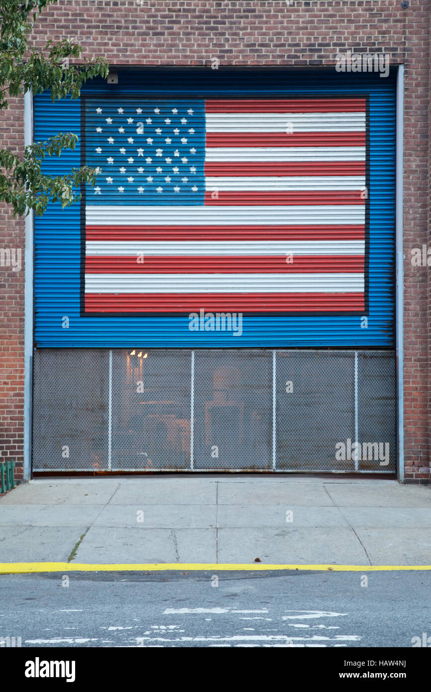 Bandiera americana dipinta su un otturatore per un vialetto di New York, NY, STATI UNITI D'AMERICA. Foto Stock