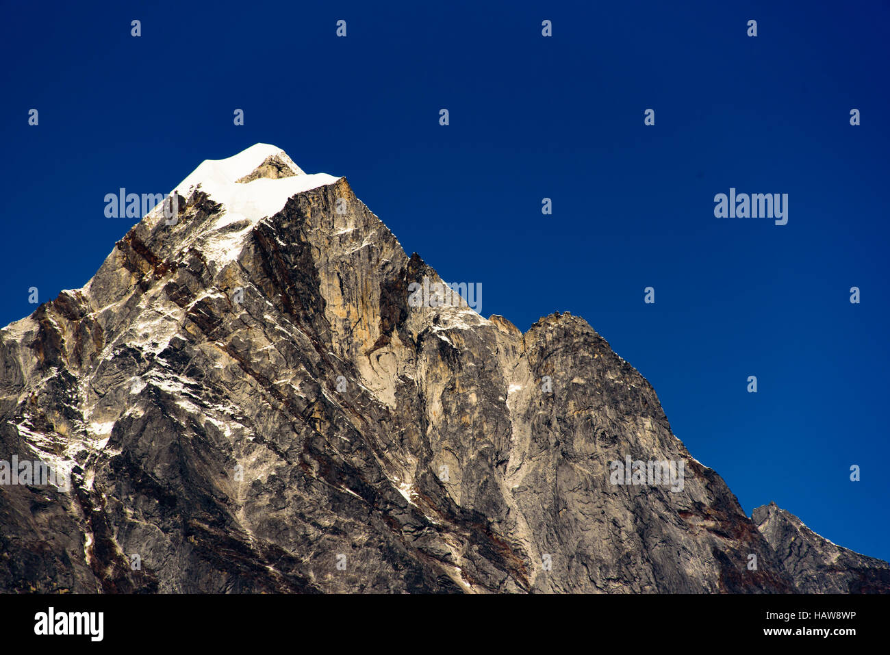 Picco di montagna visibile vicino phakding nella regione del Khumbu parco nazionale di Sagarmatha Foto Stock