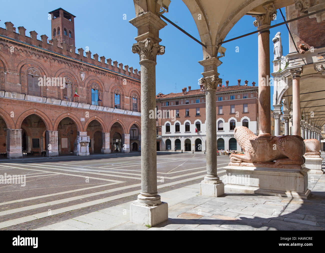 CREMONA, Italia - 24 Maggio 2016: i Lions di fronte alla Cattedrale e Assunzione della Beata Vergine Maria e Palazzo Coumnale. Foto Stock