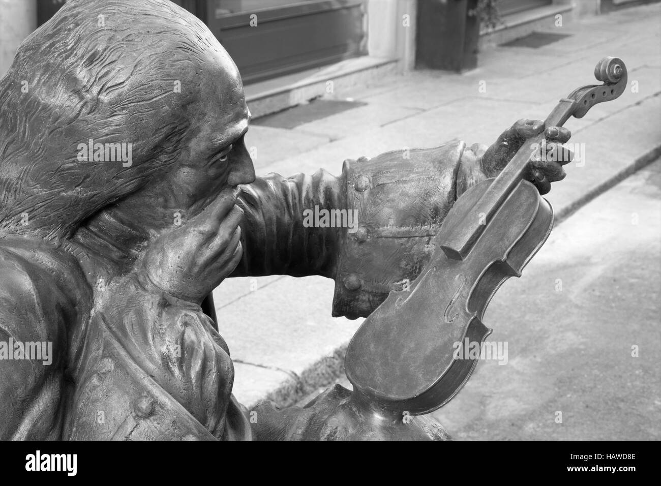 CREMONA, Italia - 24 Maggio 2016: il dettaglio della statua di bronzo di Antonio Stradivari davanti alla sua casa natale di artista sconosciuto del 21. cento. Foto Stock