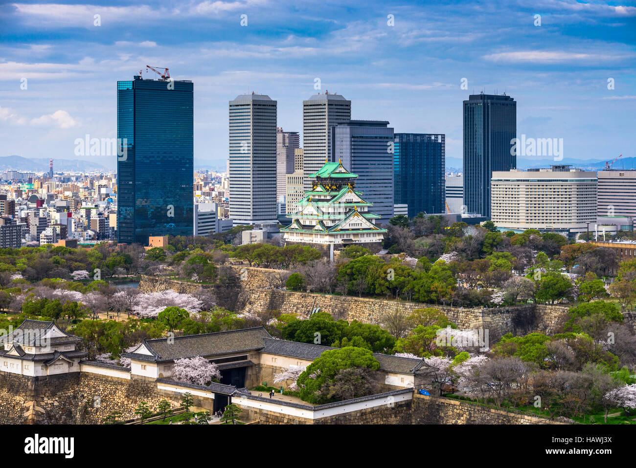 Osaka, Giappone skyline a Osaka Business Park e il Castello di Osaka in primavera. Foto Stock