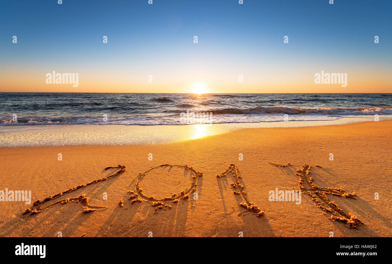 2017 Scritta sulla spiaggia di sabbia a sunrise. Foto Stock