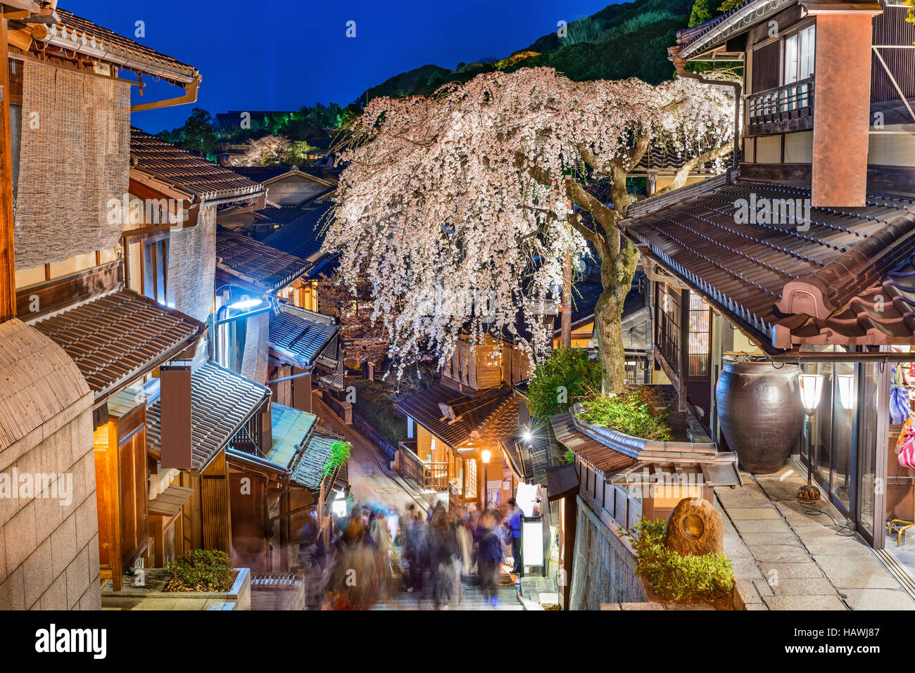 Kyoto, Giappone vicoletto scena nel quartiere di Higashiyama di notte durante la stagione primaverile. Foto Stock