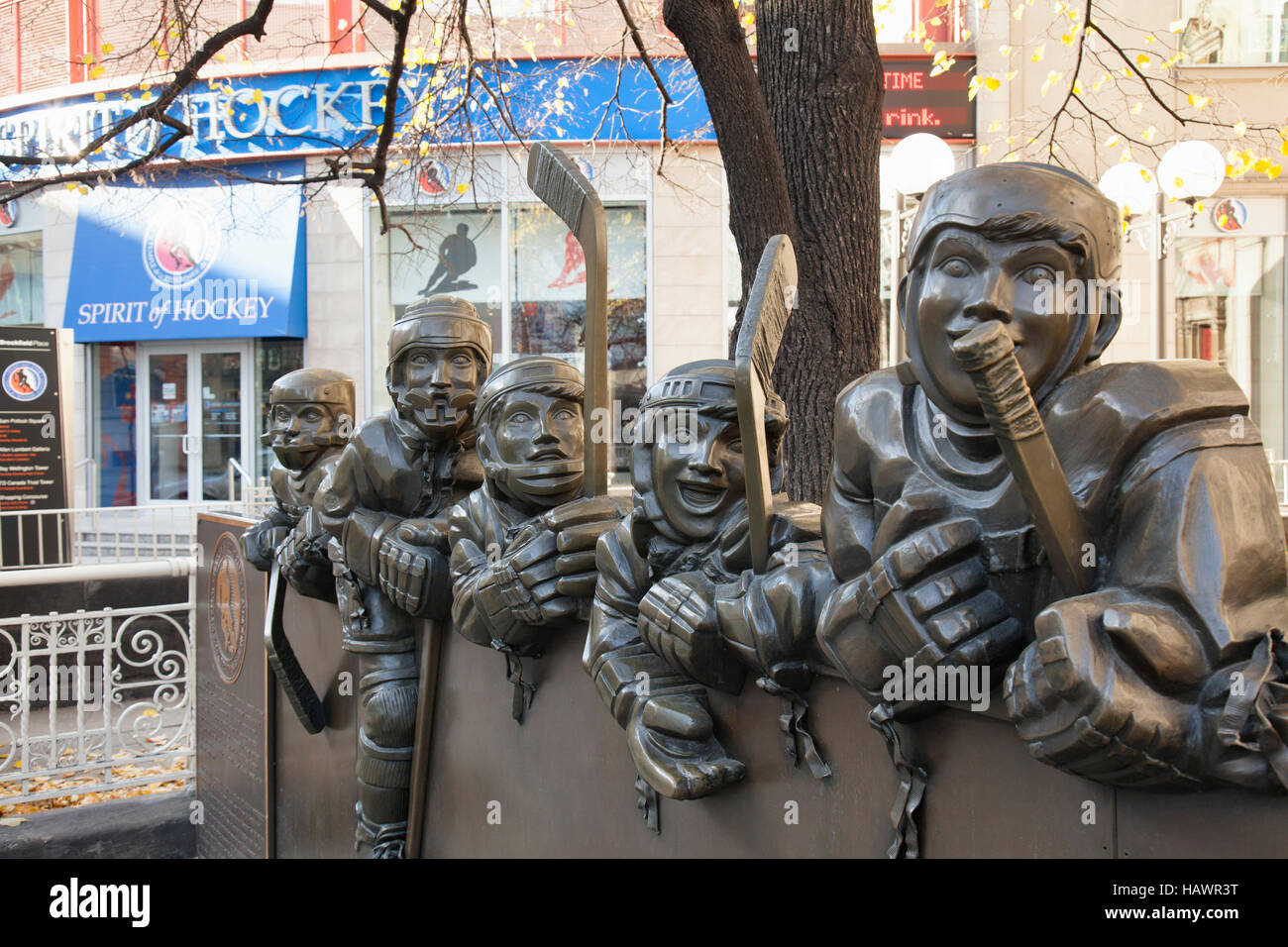 TORONTO - 18 novembre 2016: "Il nostro gioco" scultura dell'artista canadese Edie Parker al di fuori dell'Hockey Hall of Fame edificio in Toronto. Foto Stock