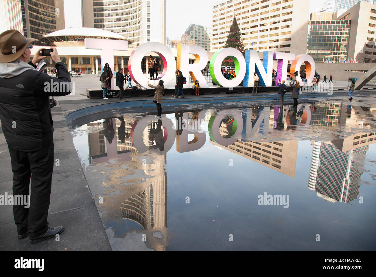 Toronto è Nathan Phillips Square con turisti e il famoso segno di Toronto con tourist scattare foto con una ca,ser Foto Stock