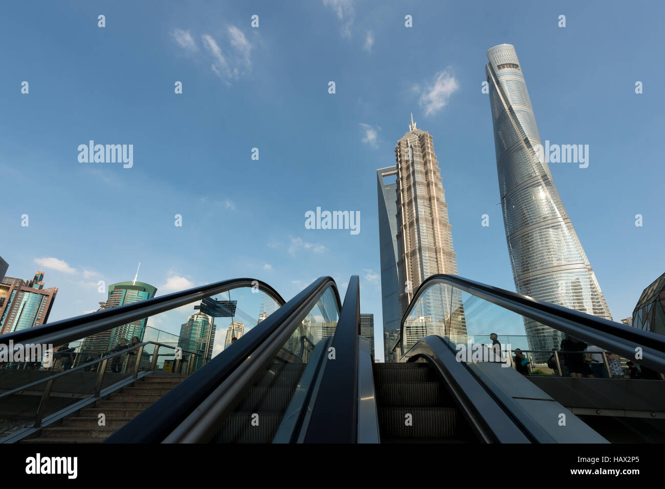 Il grattacielo di Shanghai con ufficio situato nel quartiere degli affari di Shanghai, Cina. Foto Stock