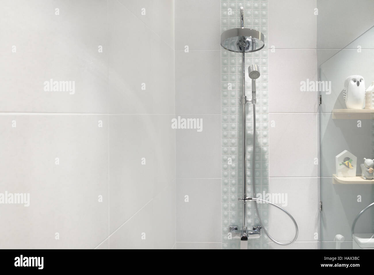 Interno del moderno testa di doccia in bagno a casa.Il design moderno del bagno. Foto Stock