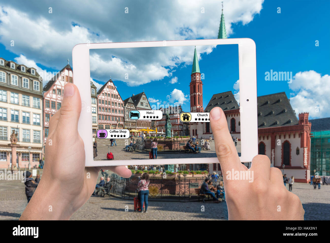 Mano azienda smart phone usare AR applicazione per controllare le informazioni pertinenti circa gli spazi intorno al cliente. La realtà aumentata Foto Stock