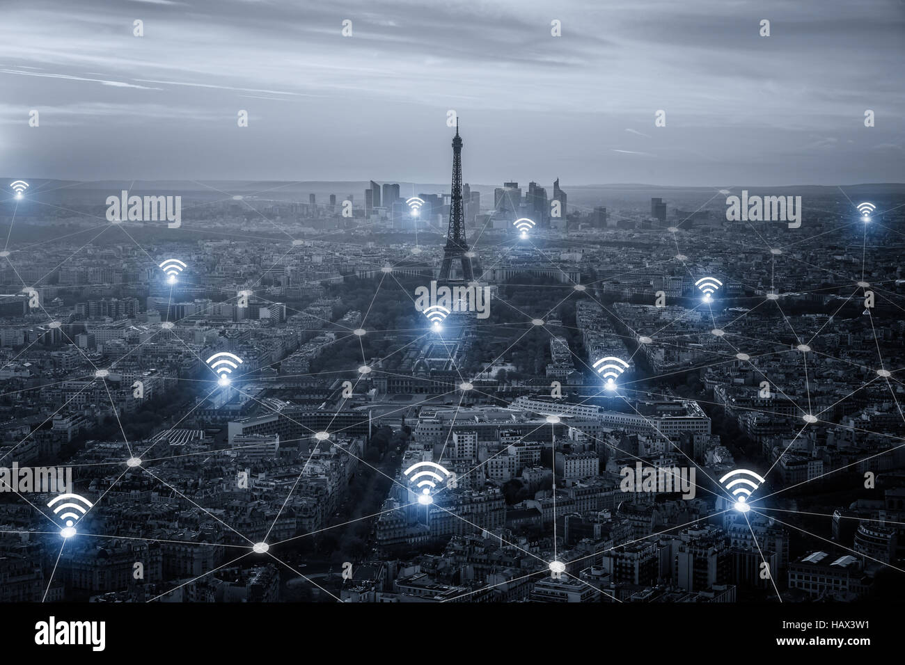 Parigi smart city scape e la connessione di rete concetto, segnale wireless di internet nel business city. connessione internet. social on line business Foto Stock