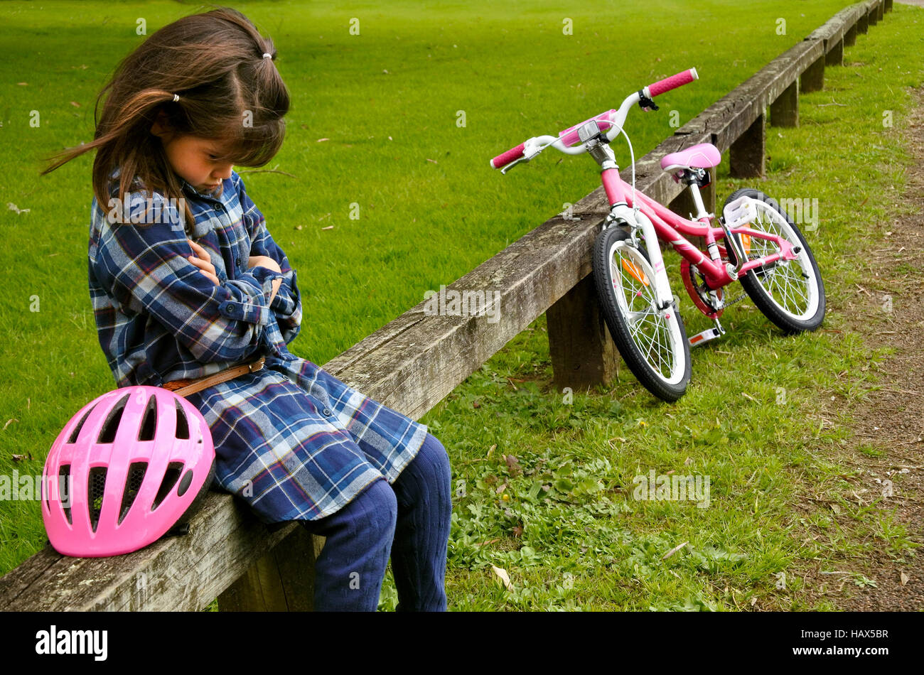 Triste bambina non sanno come fare un giro in bici. I bambini e l'infanzia  concetto.persone reali. spazio copia Foto stock - Alamy