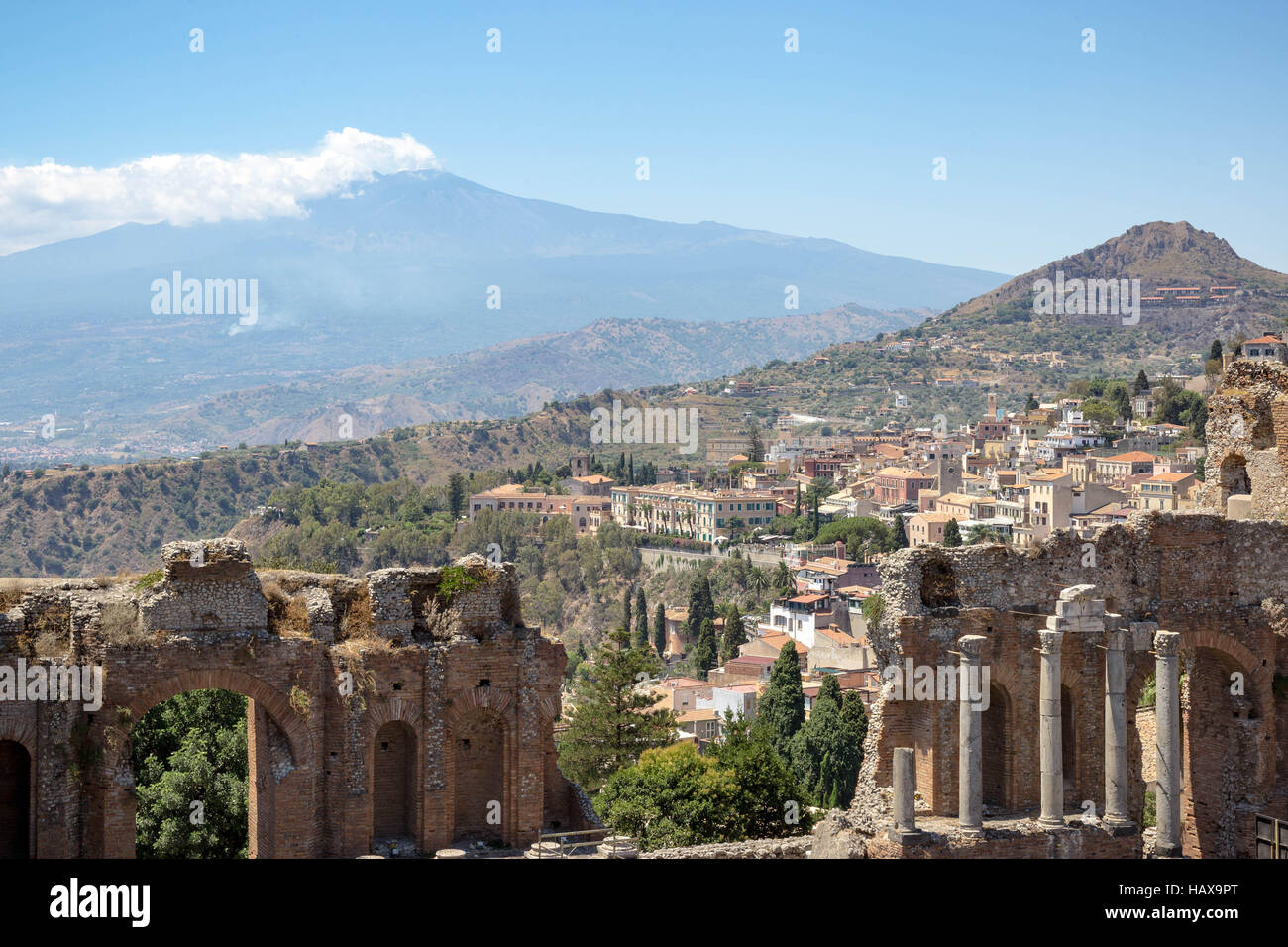 Vista di Mt. L'Etna dal teatro Greco di Taormina, Sicilia. Foto Stock