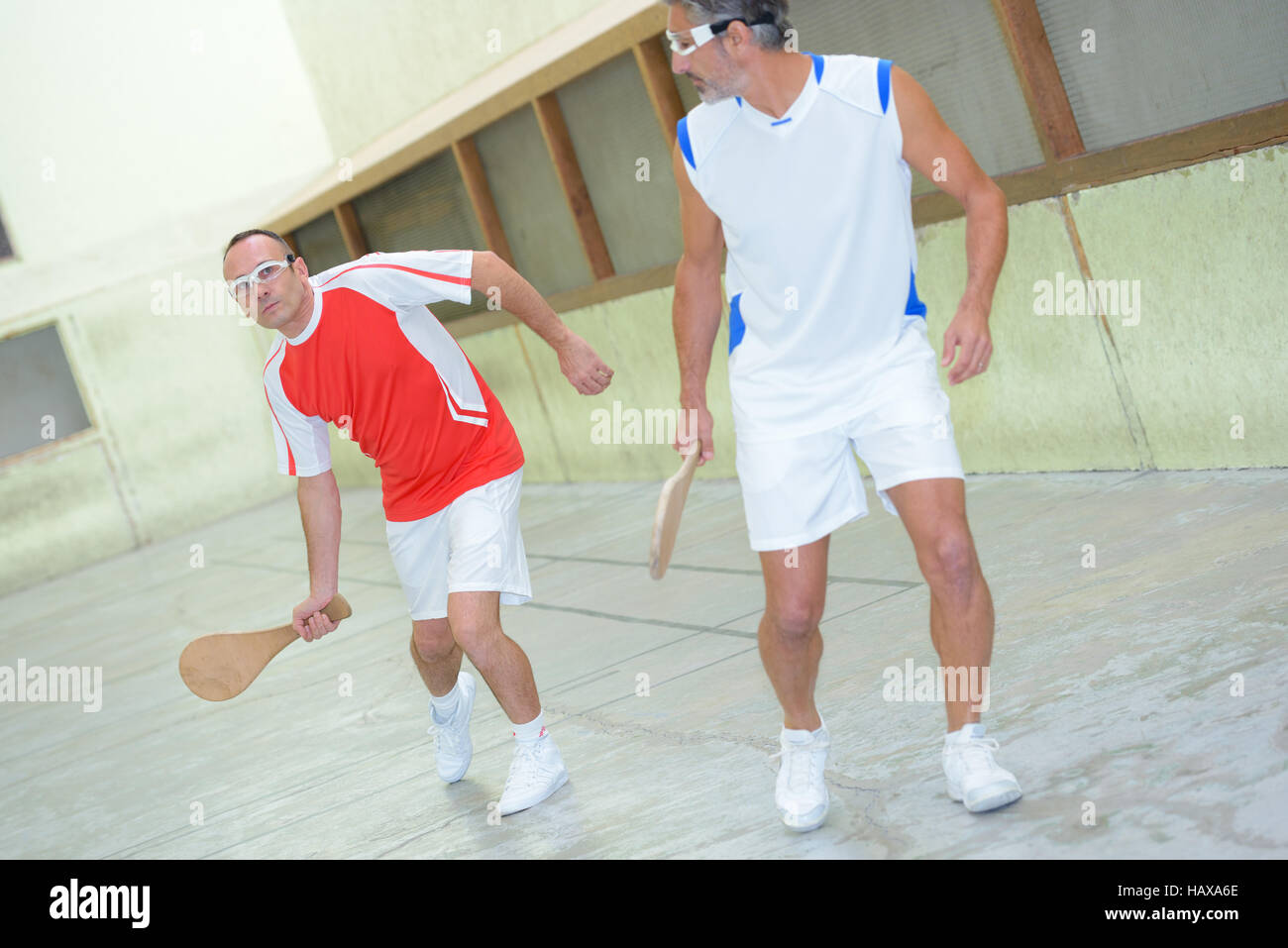Gli uomini che giocano sport di racchetta Foto Stock