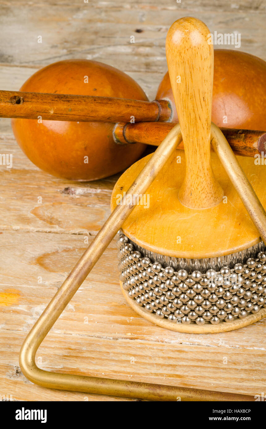 Tradizionale assortiti piccoli strumenti a percussione su un sfondo di legno Foto Stock