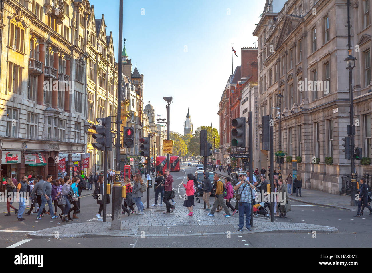 Londra, persone attraversando street e prendere foto su Whitehall Road Foto Stock