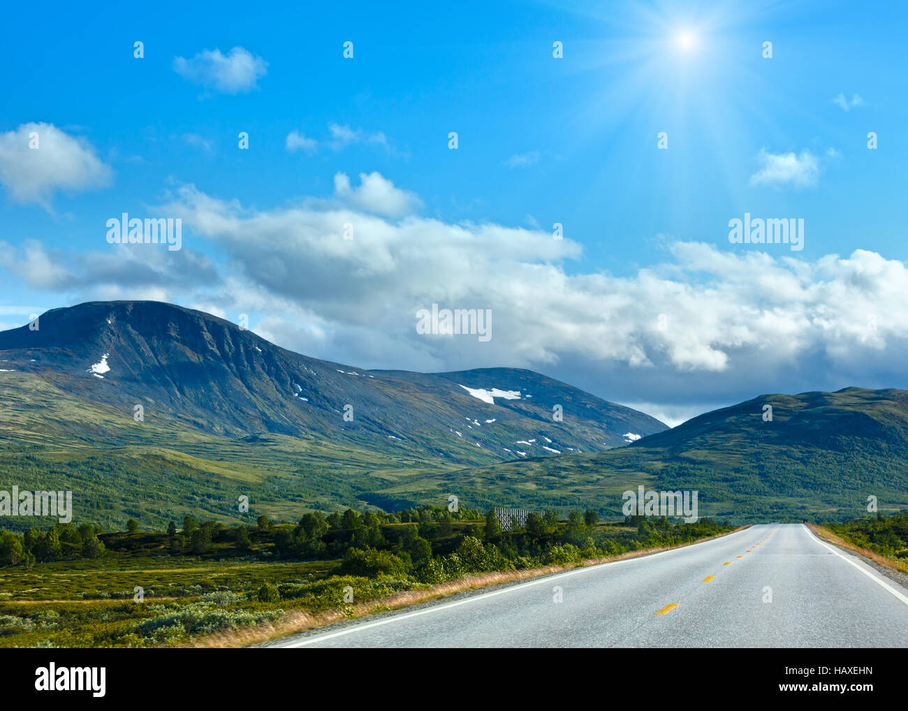 Sunshiny norvegese estate strada secondaria (non lontano da Dombas, Norge) Foto Stock
