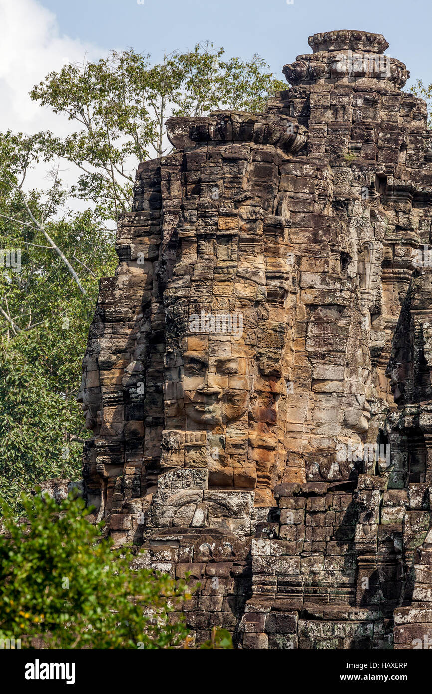 Facce enigmatico pensato per essere Mahayana Re Buddista Jayavarman VII al XII secolo Angkor Thom tempio complesso. Foto Stock