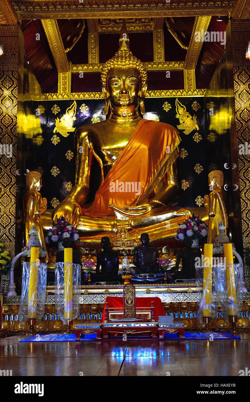 Golden statua di Buddha nel Wat Phra Sri Ratanamahatha Foto Stock