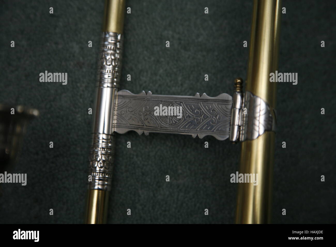 Schnitzer Tenor Sackbut con argento garland Foto Stock