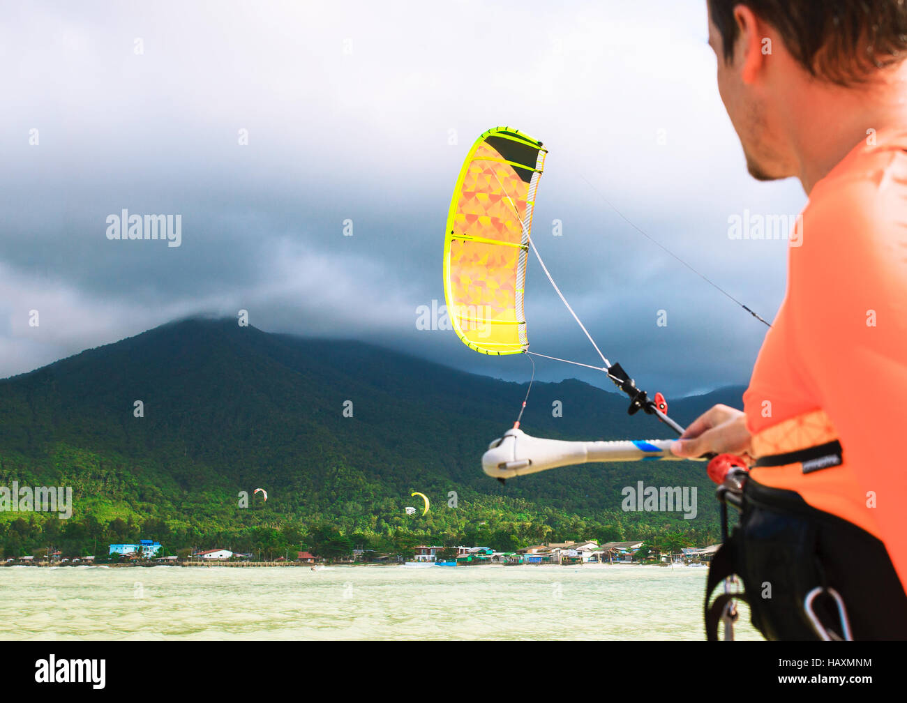 Kite Boarding, Divertimento nell'oceano, sport estremo. Immagine di stock. Foto Stock