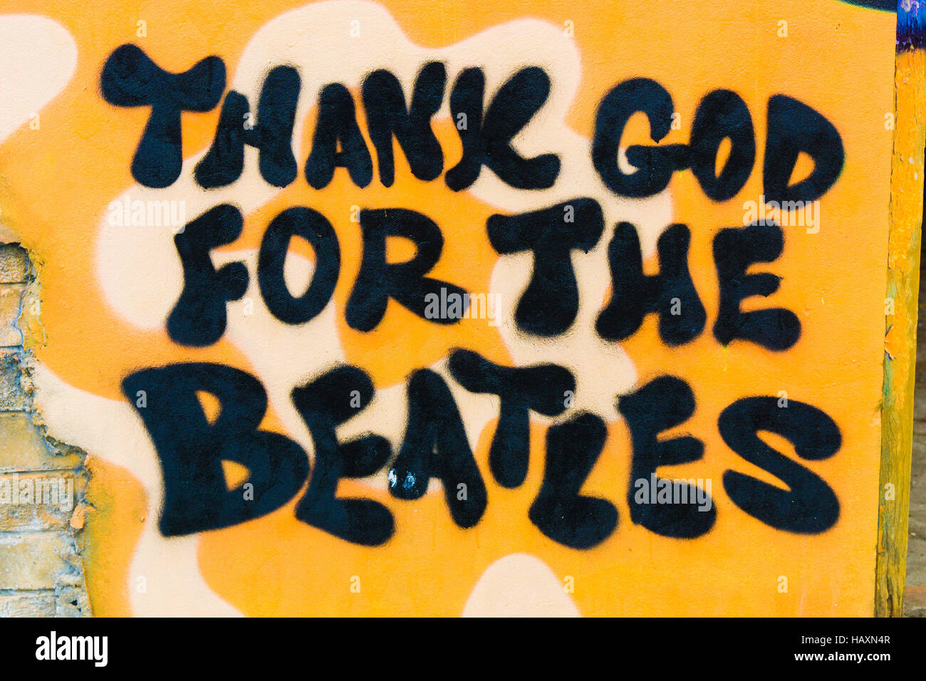 "Grazie a Dio per i Beatles' - segno con groovy iscritto dichiarando il supporto per una delle più famose bande di tutti i tempi Foto Stock