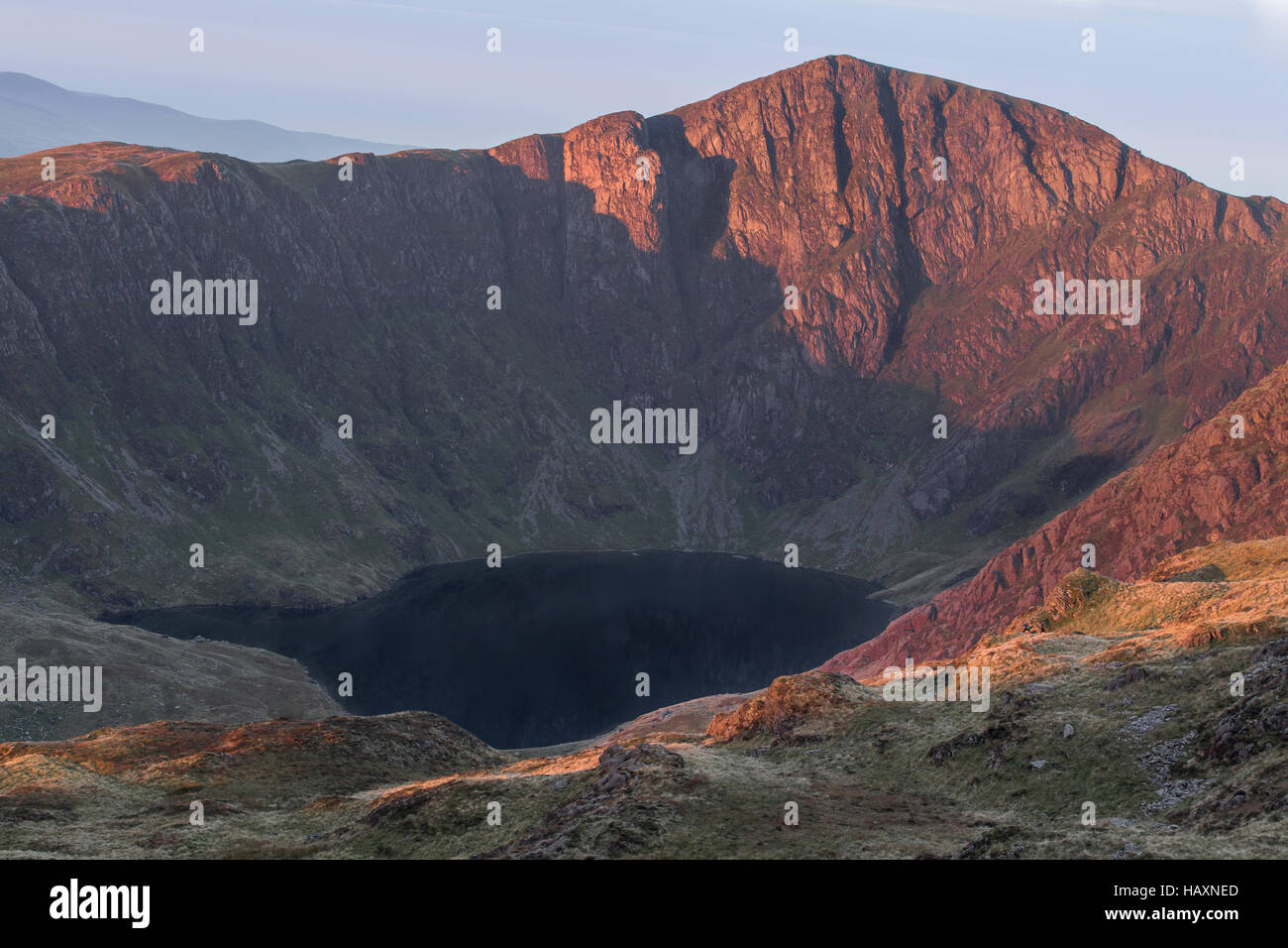 Frist luce su Llyn Cau, Cadair Idris Foto Stock