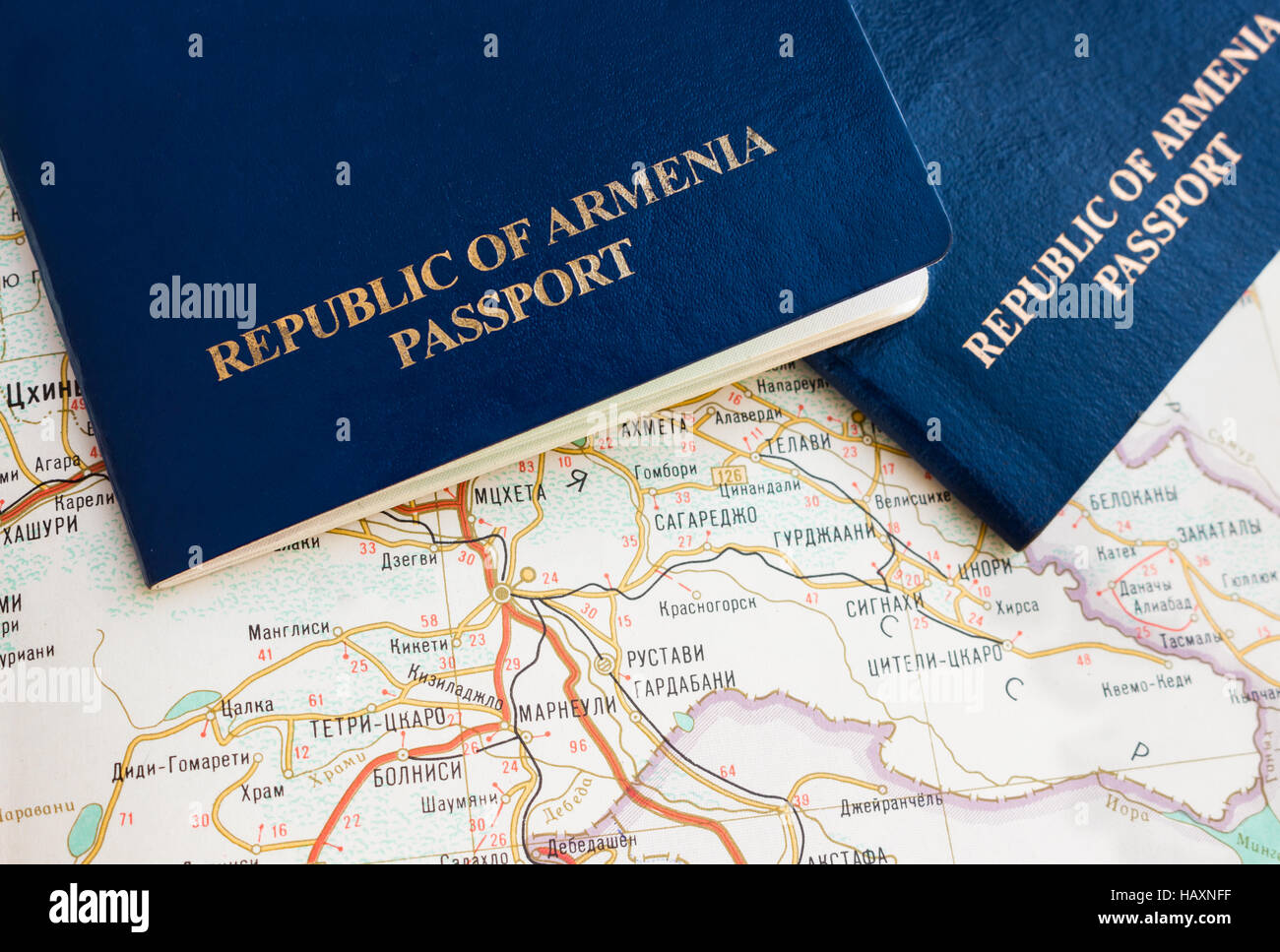 Armeno passaporto blu sulla mappa, viaggi, sfondo Foto Stock