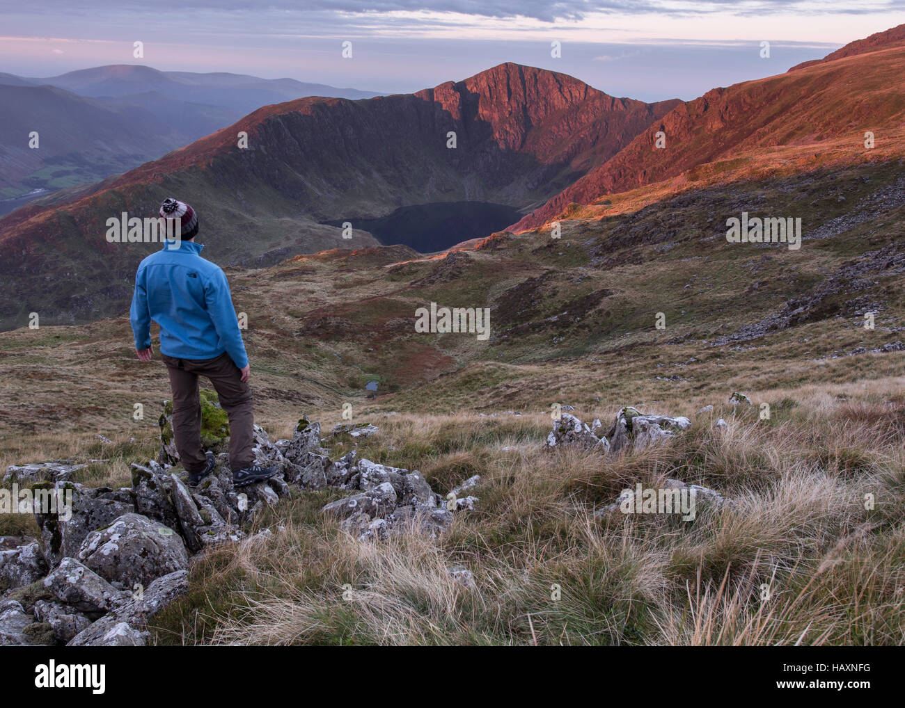 Uomo che guarda a Cadair Idris Foto Stock